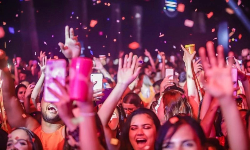 imagem pessoas dançando carnaval