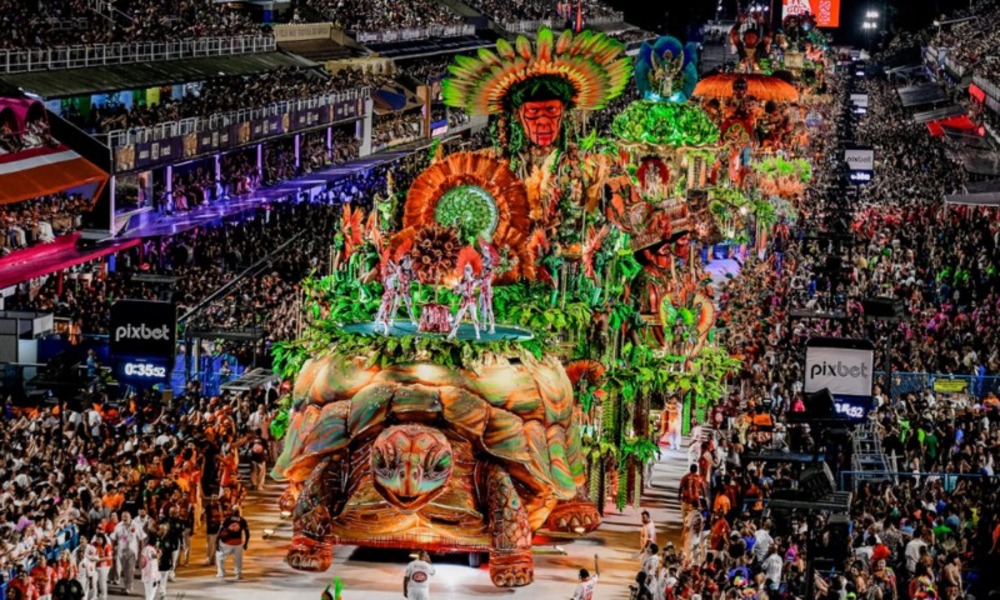 pessoas camarotes carnaval rio de janeiro assistindo escolas samba